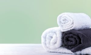 Handtücher gerollt Heiße Rolle weiß und schwarze Tücher